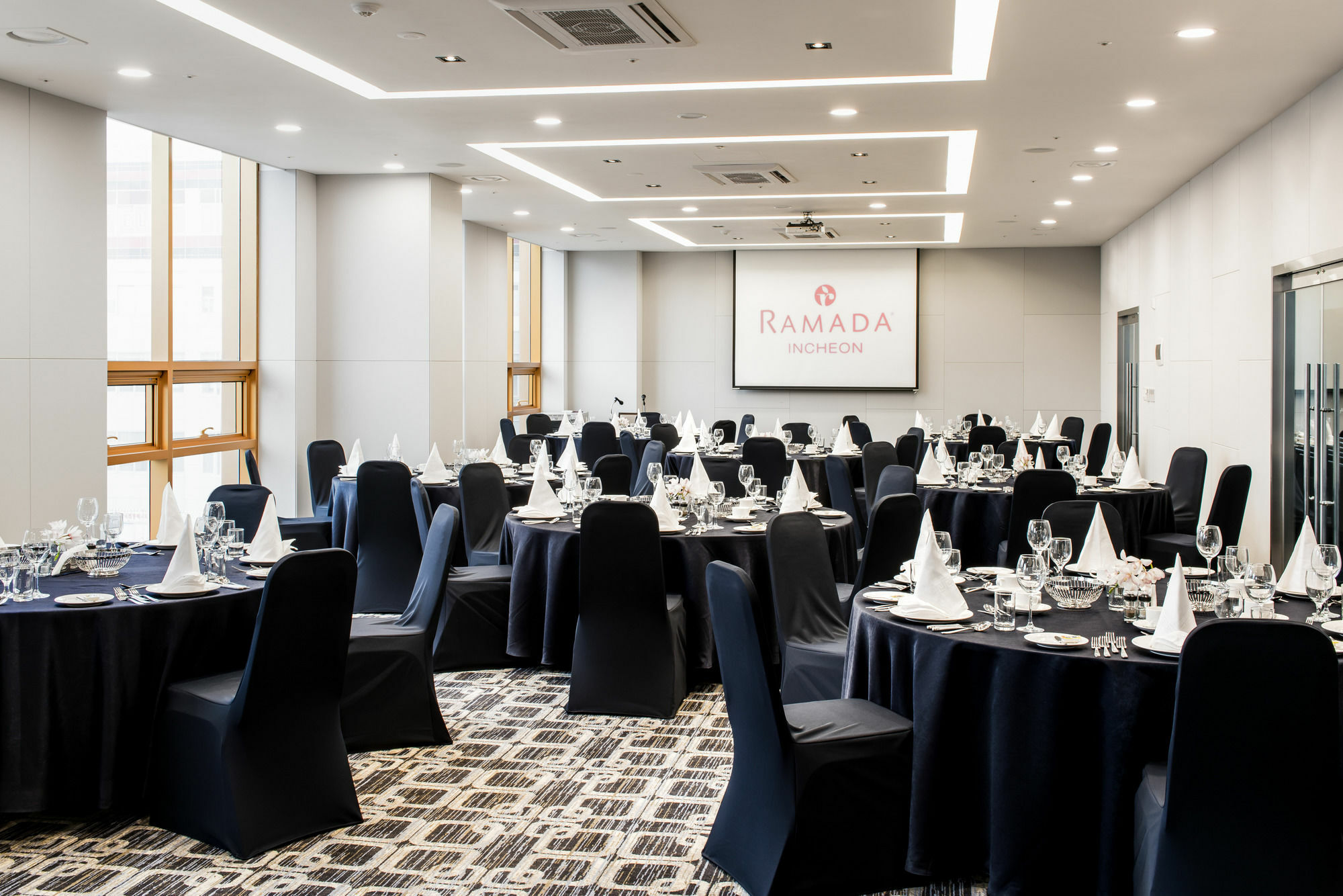 Gloucester Hotel אינצ'ון מראה חיצוני תמונה